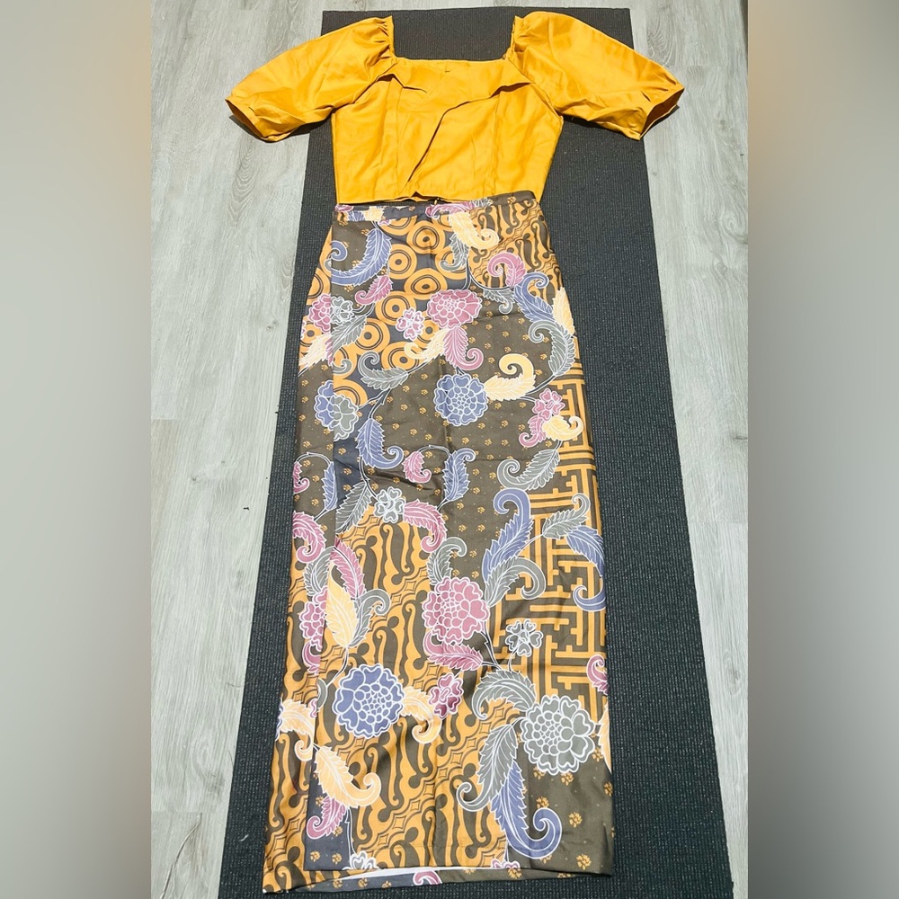 Modern fashion edgy style bell sleeve blouse with Kimono flowers. Medium NWT